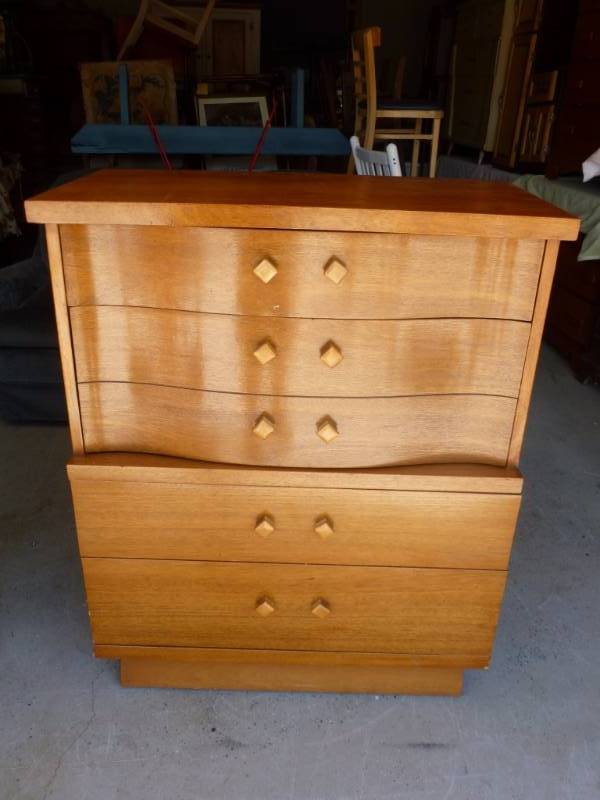 lot 142 image: Vintage Dresser
