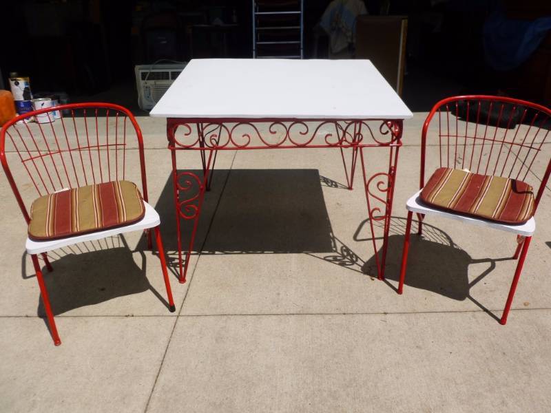 lot 146 image: Painted Wrought Iron Patio Set