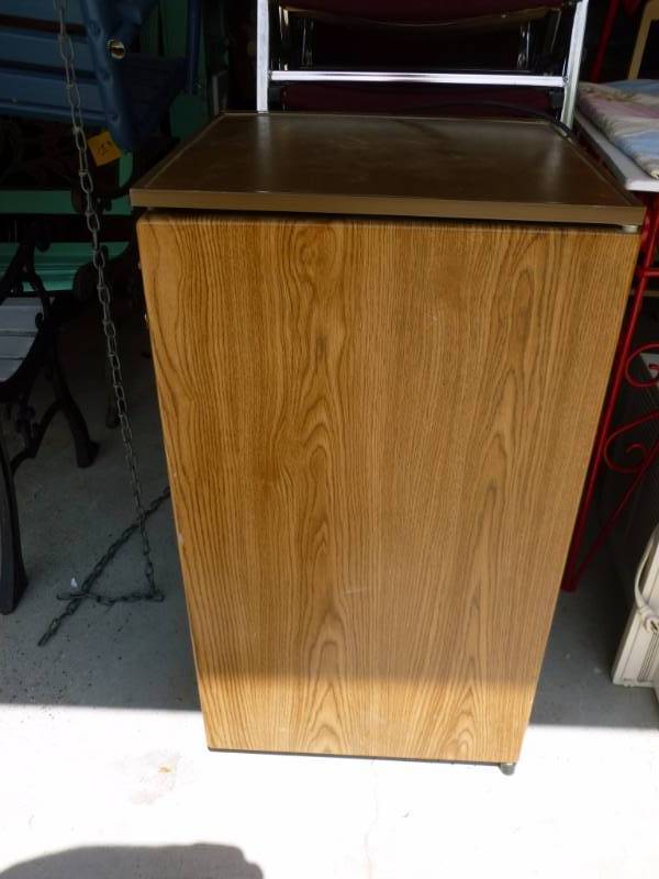 lot 161 image: Large Dorm Room Refrigerator