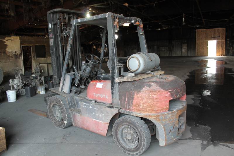 lot 1 image: Toyota Forklift 9439 Hours Serial 52-6FG435 L.P. Powered Includes Forks.
