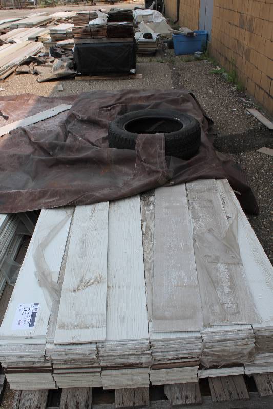 lot 32 image: Lot of James Hardie Exterior Siding 7.25 x 12 716 Thick app. 180 ct.