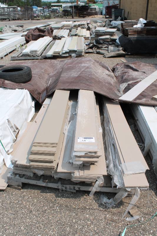 lot 34 image: Lot of James Hardie Exterior Siding 7.25 x 12 716 Thick app. 150 ct.