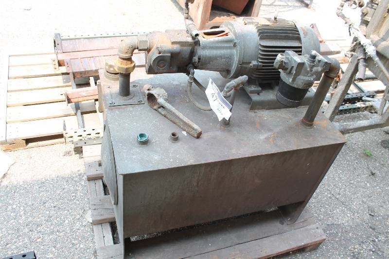 lot 47 image: Parker Hydraulic Pump wHoses SerialModel PAVC33R4M26 33CCRev 3000PSI Max CW Rotation 26 Oesign Series.