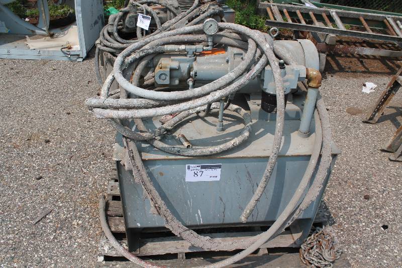 lot 87 image: Parker Hydraulic Pump wHoses SerialModel PAVC33R4M26 33CCRev 3000PSI Max CW Rotation 26 Oesign Series.