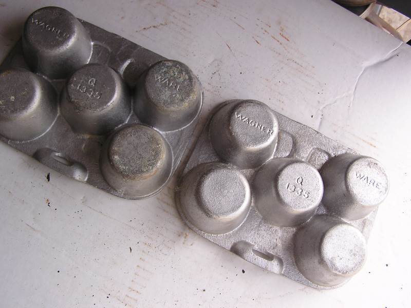 lot 84 image: WAGNER WARE CAST ALUMINUM POP-OVER PANS SET OF 2