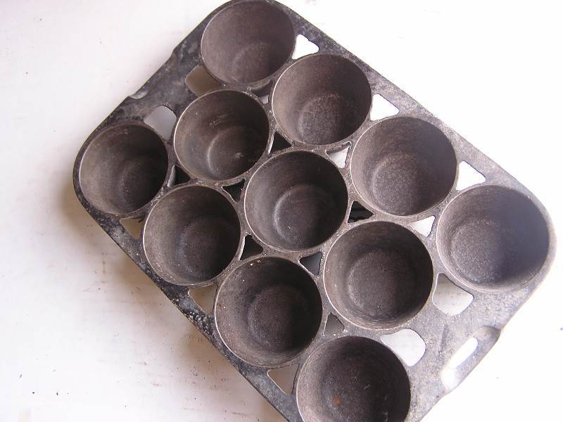 lot 87 image: WAGNER WARE CAST IRON POP-OVER  MUFFIN PAN