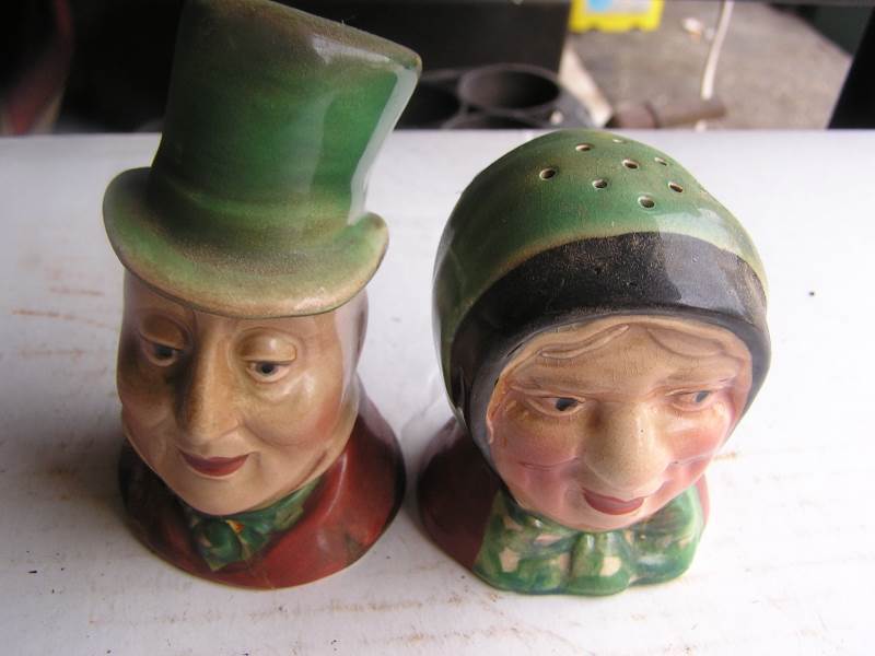 lot 94 image: SALT PEPPER BESWICK ENGLAND (repaired)