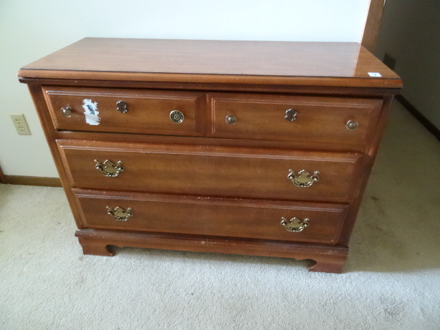 lot 7 image: Dresser