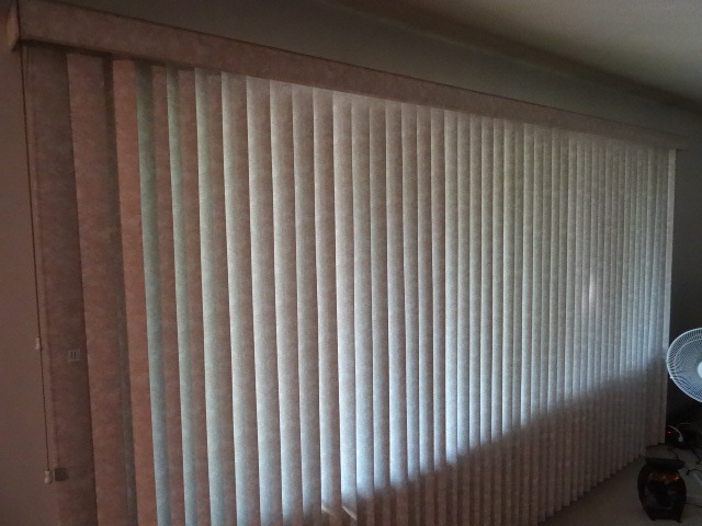 lot 11 image: Vertical Blinds