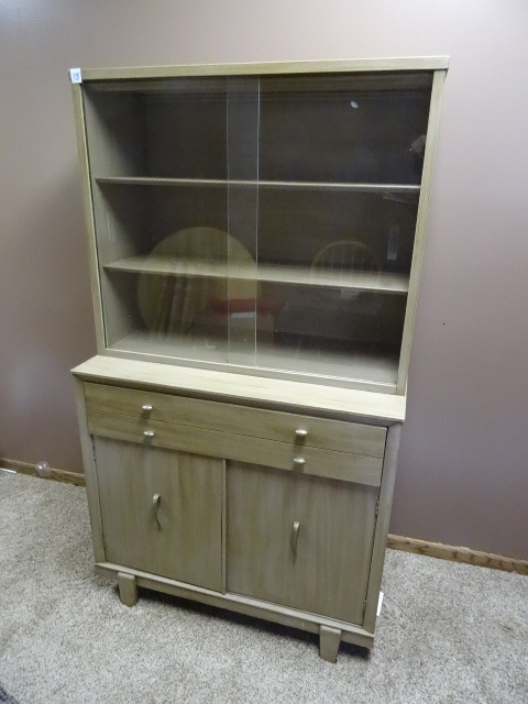 lot 15 image: Hutch
