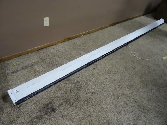 lot 20 image: Projector Screen