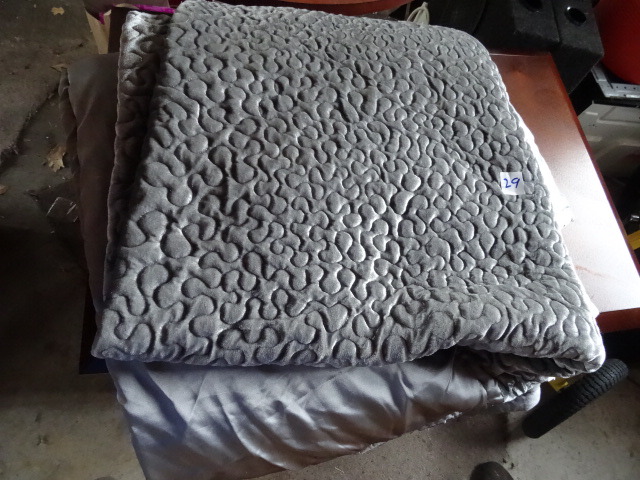 lot 29 image: Comforter