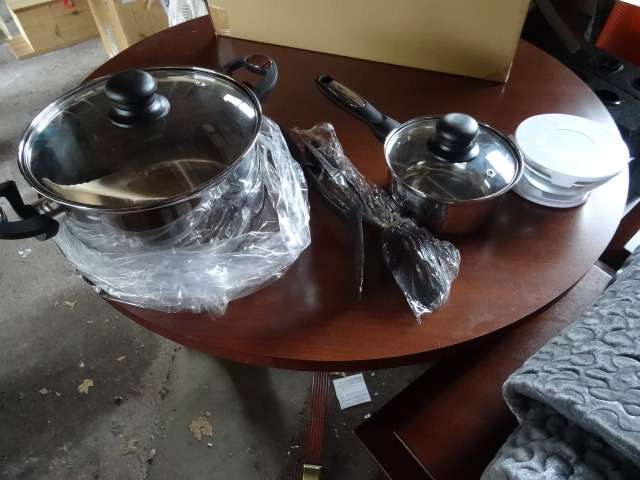 lot 30 image: Pot Set