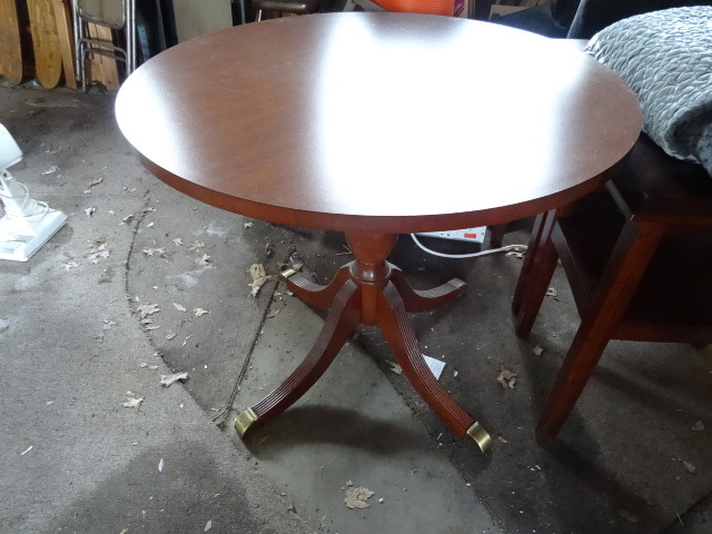 lot 32 image: Round Table