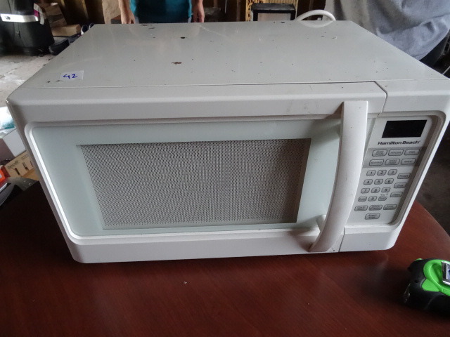 lot 42 image: Microwave