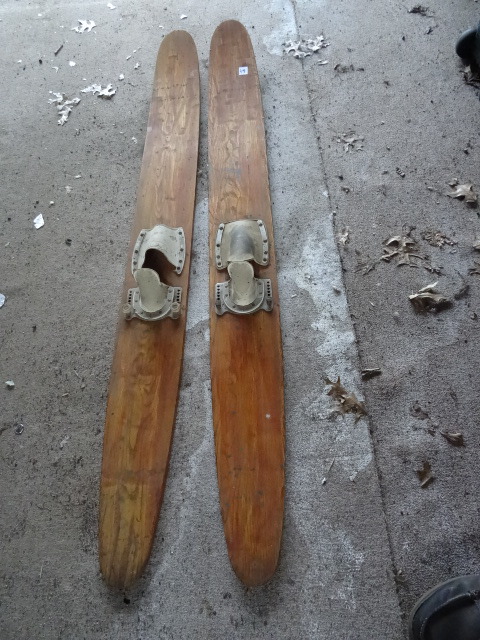 lot 48 image: Water Skis