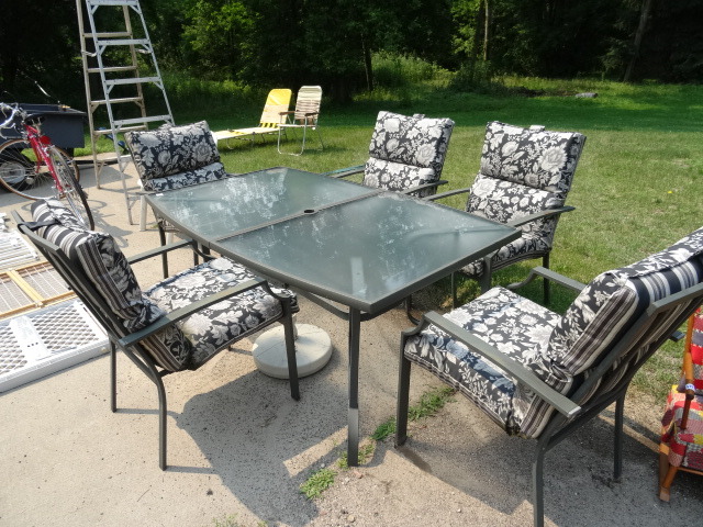 lot 123 image: Patio Table