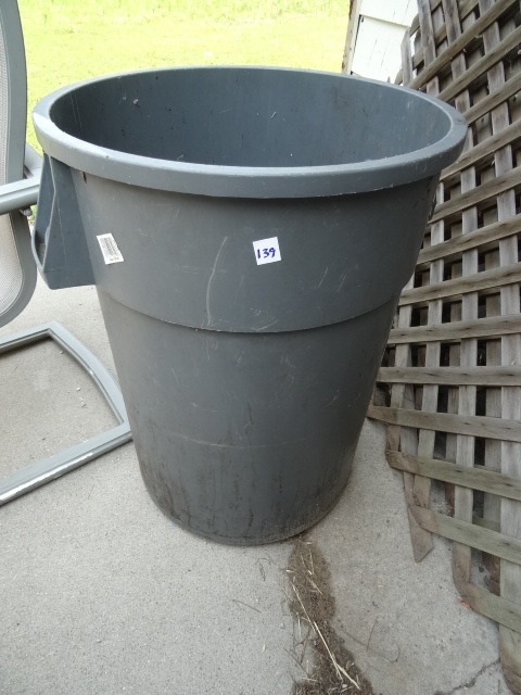 lot 139 image: Plastic Garbage Can