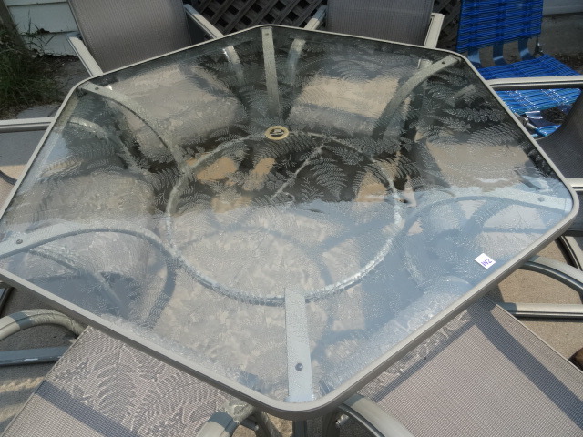 lot 142 image: Patio Table