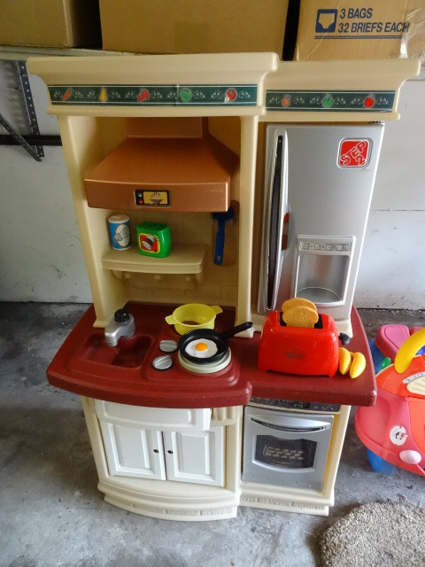 lot 191 image: Play Kitchen