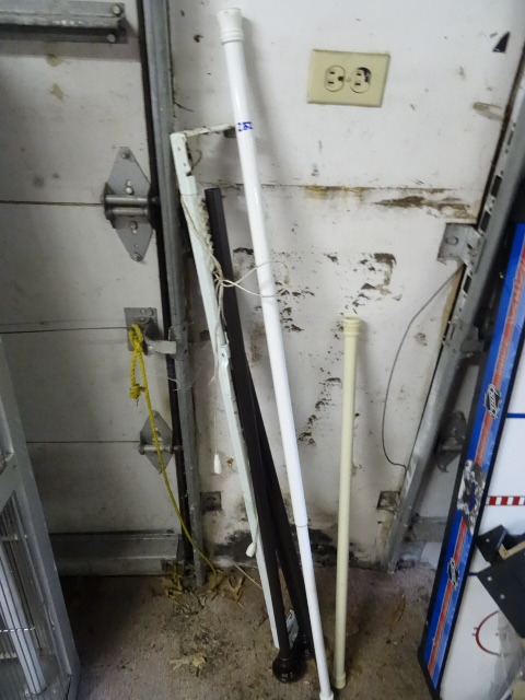 lot 252 image: Closet Rods