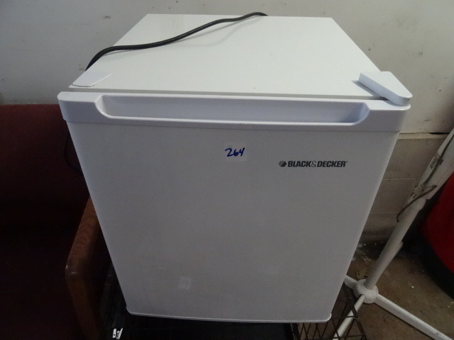 lot 264 image: Mini Fridge