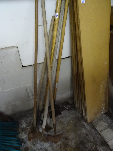 lot 276 image: Hoes