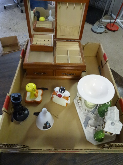 lot 304 image: Jewelry Box