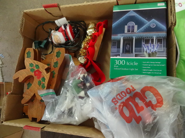lot 305 image: Christmas Decor