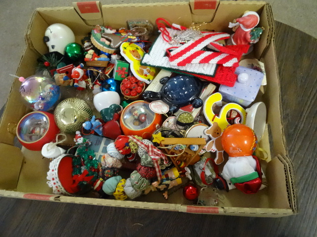 lot 307 image: CHristmas Ornaments