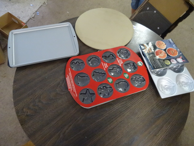 lot 309 image: Baking Pans