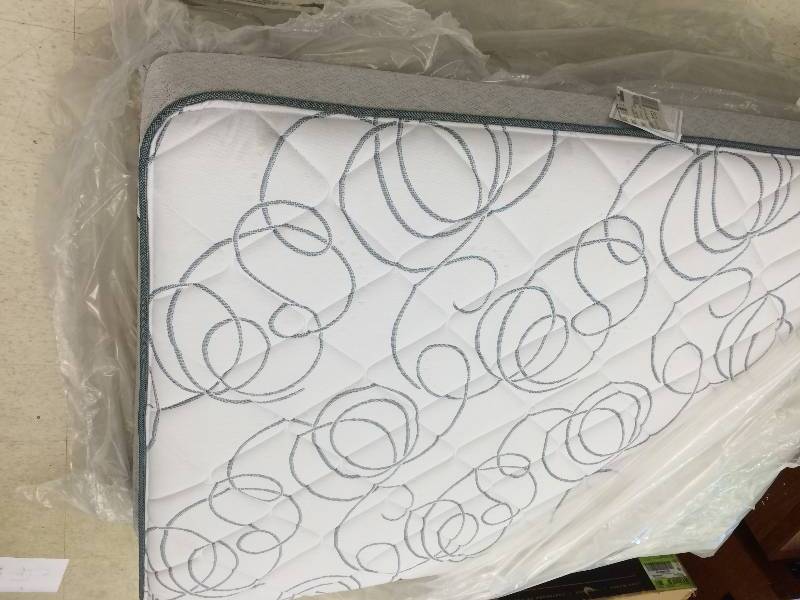 lot 28 image: Sealy Tuberose Plush Mattress & Box Spring Set  retail $934
