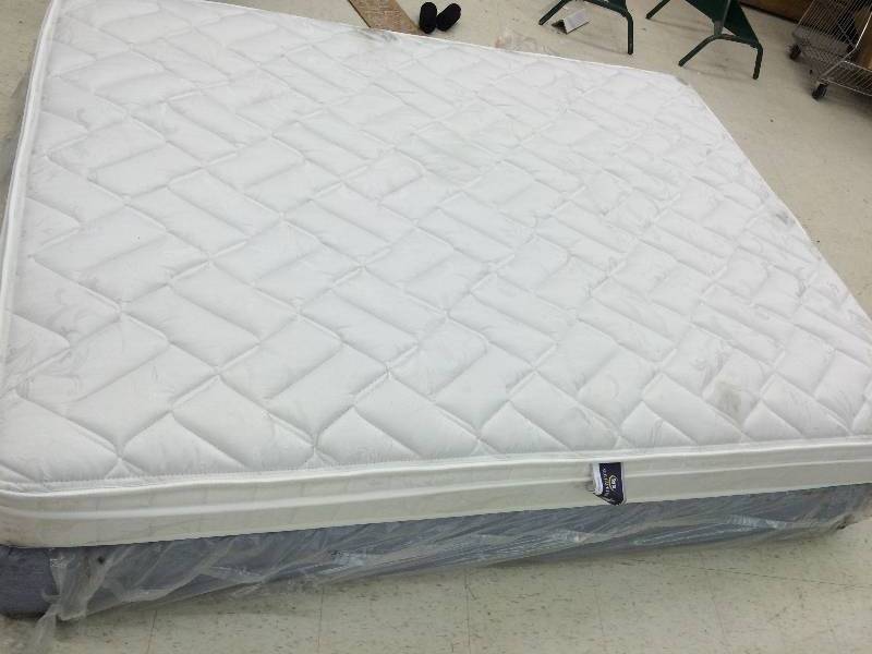 lot 31 image: Serta Craigmont Queen Mattress & box spring
