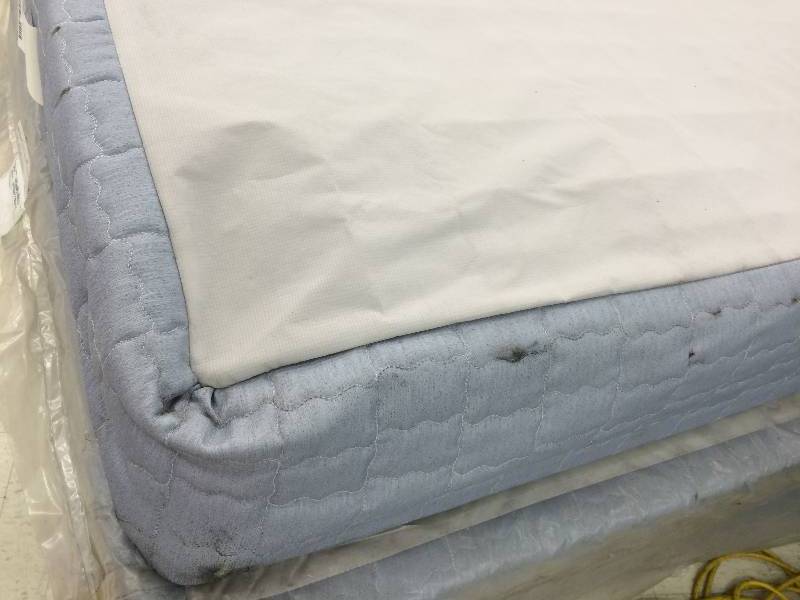 lot 37 image: twin box spring