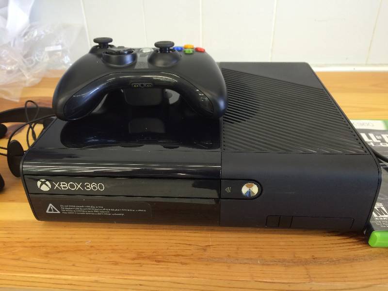 lot 148 image: Xbox 360 500GB Call of Duty Bundle retail $249