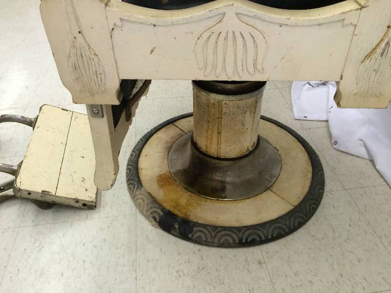 lot 173 image: antique pedestal barber chair