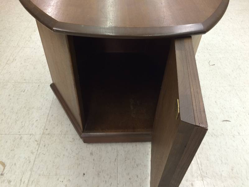 lot 180 image: end table in great