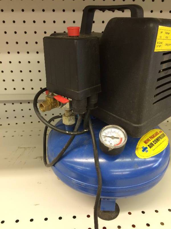 lot 193 image: cummins mini pancake air compressor