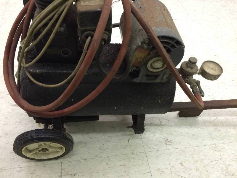 lot 204 image: air compressor on 2 wheeler