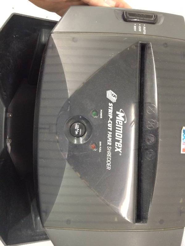 lot 216 image: memorex paper shredder