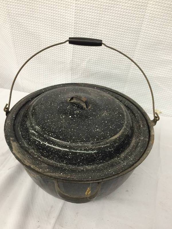 lot 218 image: cooking pot and little ornaments