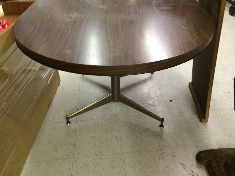 lot 253 image: kitchen table