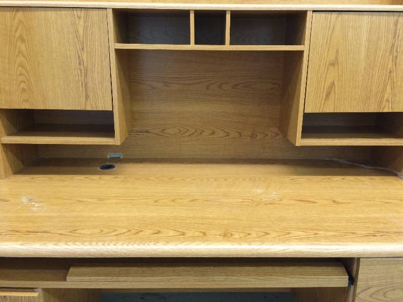 lot 259 image: desk in good shape comes with keys