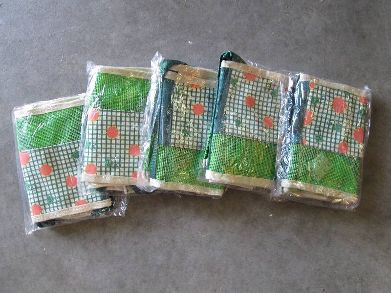 5 gardning totes...