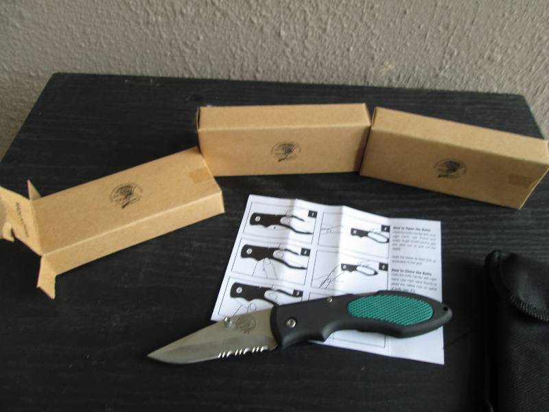 3 black and green pocket knives...
