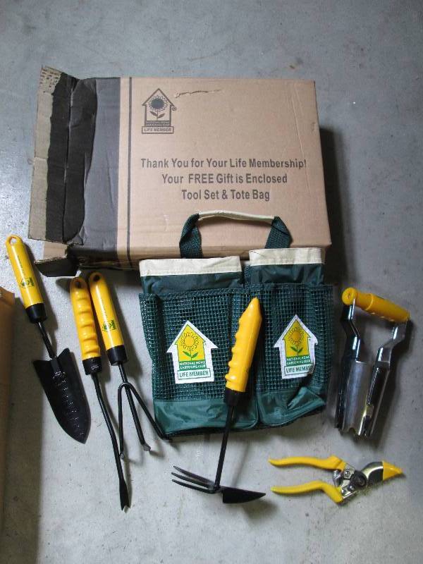 8pc gardning set with tote...