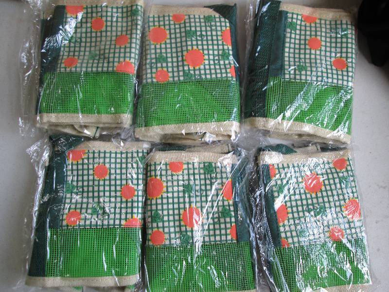 6 gardning totes...