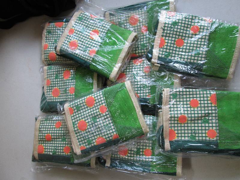 10 gardning totes...
