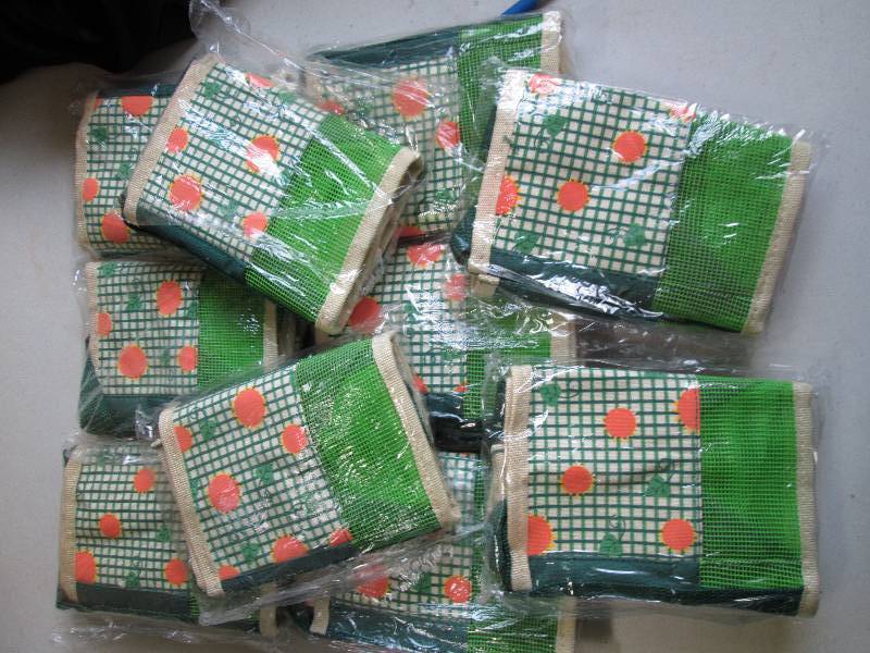 10 gardning totes...
