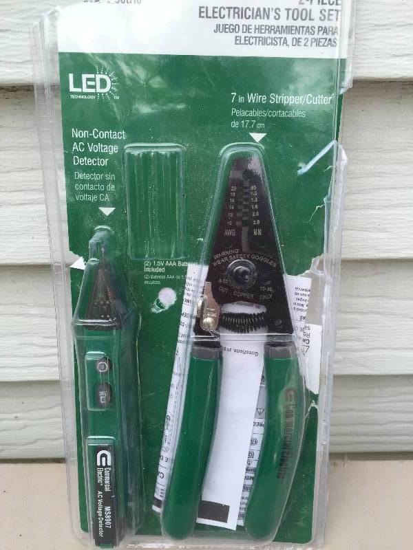 lot 21 image: Electricians Tool Set